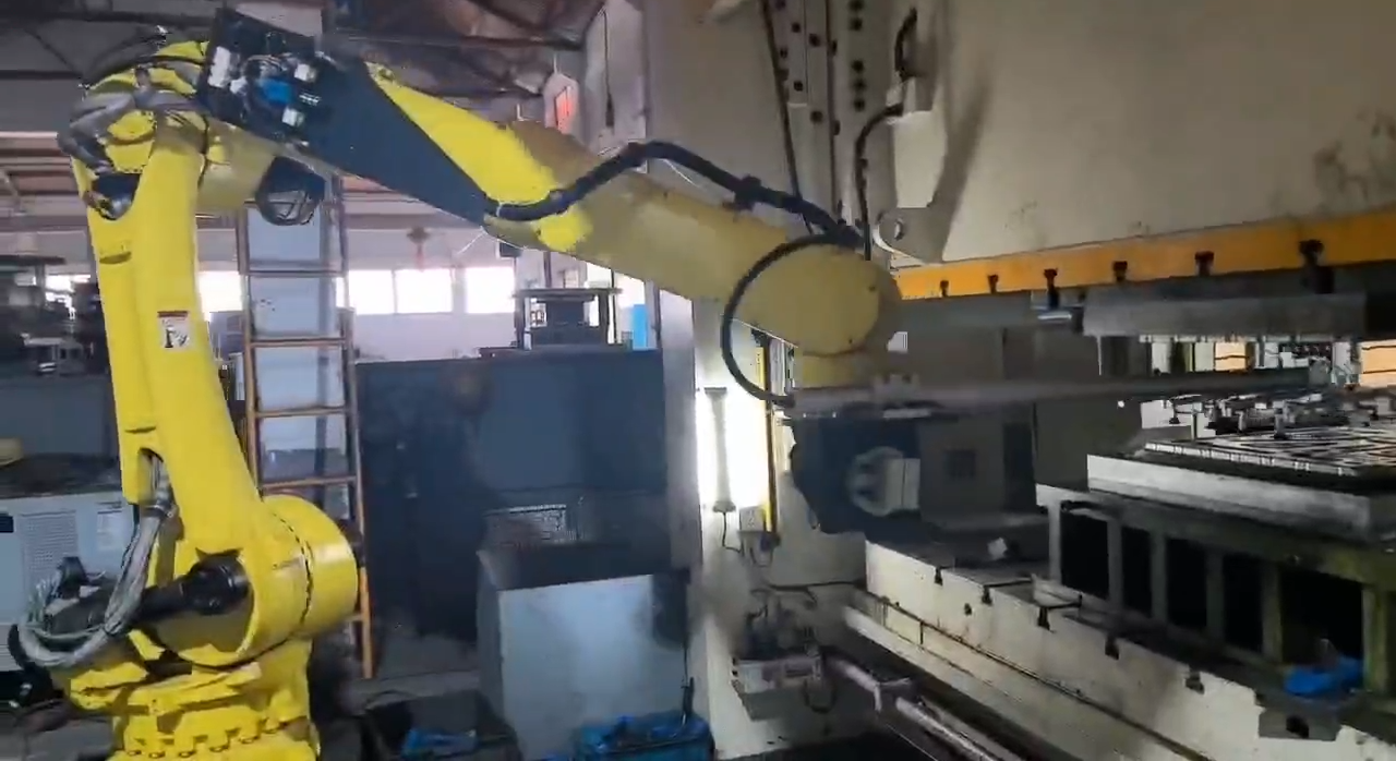 industrial robot for machine loading